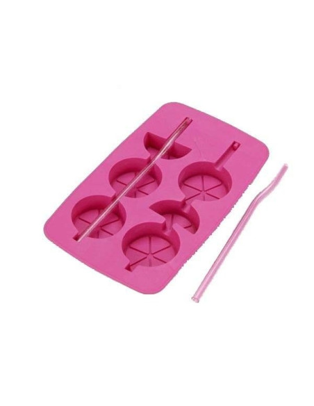 Cubitera rosa de silicona con moldes de frutas y palitos para hielos decorativos.