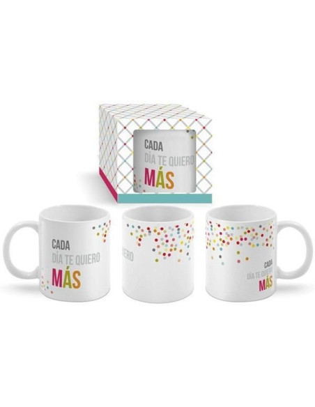 Taza blanca de cerámica con la frase Cada día te quiero más, detalles de colores y caja de presentación.
