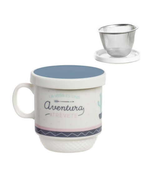 Taza tisanera de cerámica blanca y azul con frase La vida es una aventura atrévete junto a su tapa y filtro metálico
