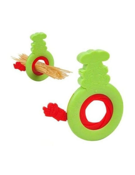 Medidor de espaguetis de plástico verde con forma de chef Cuoco marca Balvi midiendo un manojo de pasta