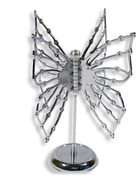 Organizador de pendientes de acero inoxidable con forma de mariposa y alas móviles.