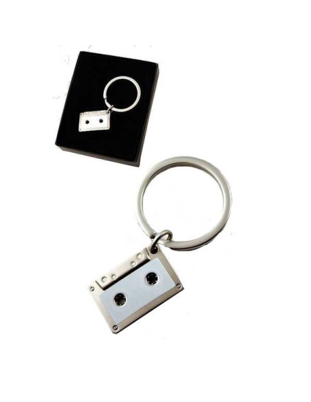 Llavero metálico negro con forma de cinta de casete retro.