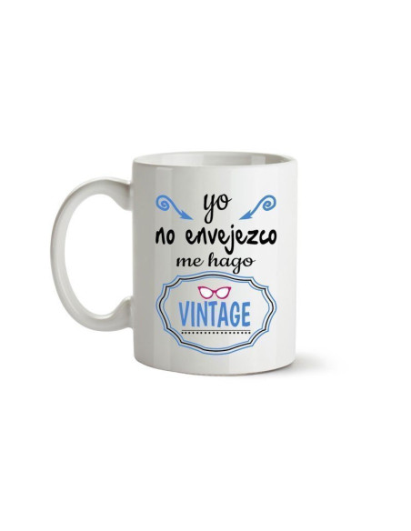 Taza mug de cerámica blanca con frase Yo no envejezco me hago vintage e ilustración de gafas retro en tonos azules y rojos