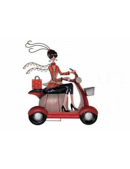 Colgador joyero de metal con diseño de mujer sobre scooter clásica para pendientes y pulseras.