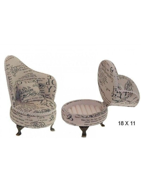 Joyero con forma de sillón y estampado de letras para guardar anillos y pequeñas joyas.
