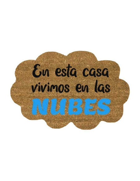 Felpudo con forma de nube y la frase En esta casa vivimos en las nubes.