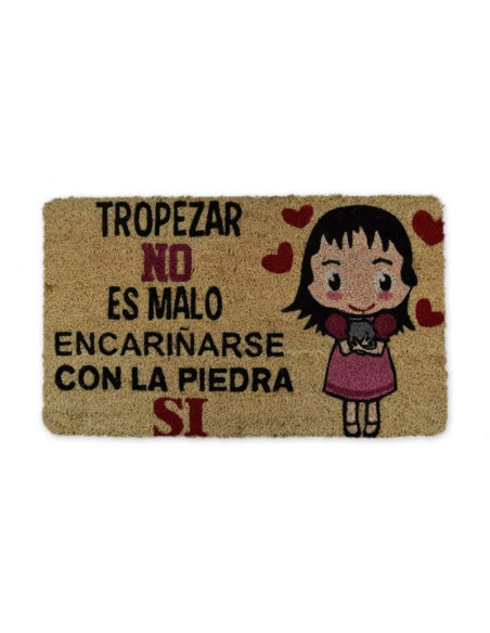 Felpudo con frase Tropezar no es malo, encariñarse con la piedra sí y dibujo divertido.