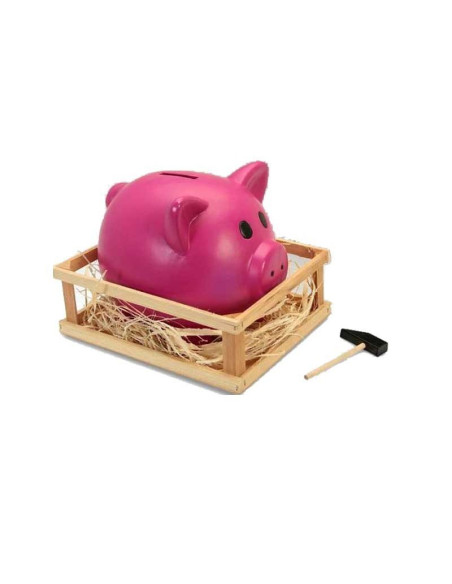 Hucha de cerámica rosa con forma de cerdito colocada en una pequeña caja de madera con martillo a un lado sobre fondo blanco