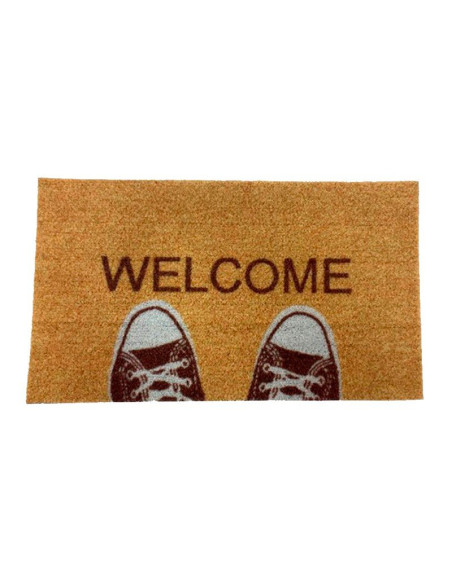 Felpudo con diseño de zapatillas y palabra Welcome sobre fondo en tono natural.