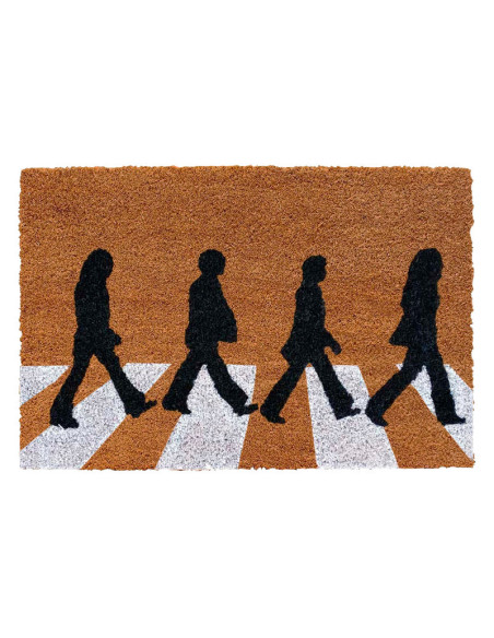 Felpudo de fibra de coco inspirado en Abbey Road con siluetas cruzando el paso de cebra y base de PVC antideslizante.