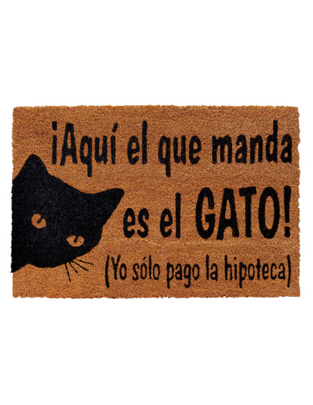 Felpudo de fibra de coco con gato negro y la frase Aquí el que manda es el gato, yo solo pago la hipoteca.