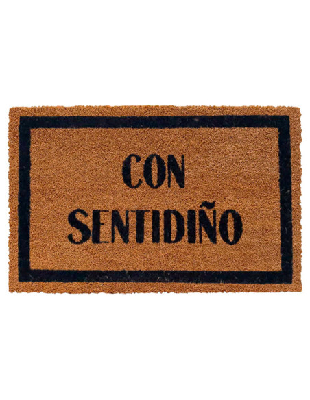 Felpudo de fibra de coco de 70x40 cm con la frase CON SENTIDIÑO escrita en dos líneas con letras mayúsculas negras