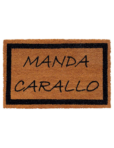 Felpudo de fibra de coco con la frase gallega "Manda Carallo" y base de PVC antideslizante.