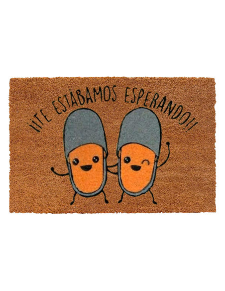 Felpudo de fibra de coco con dos zapatillas sonrientes y la frase Te estábamos esperando.