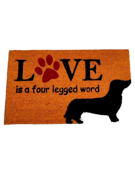 Felpudo de coco con frase Love is a Four Legged Word, huella y silueta de perro.