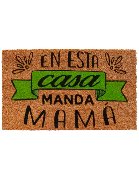 Felpudo de fibra de coco con la frase En esta casa manda mamá y diseño en varios colores.