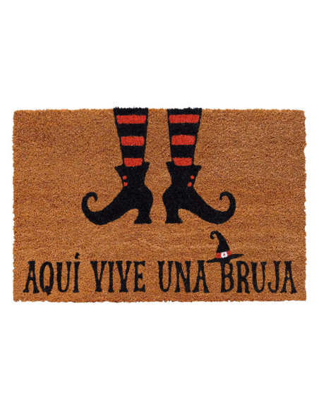 Felpudo de fibra de coco con unas botas de bruja y la frase "Aquí vive una bruja", con base de PVC antideslizante.