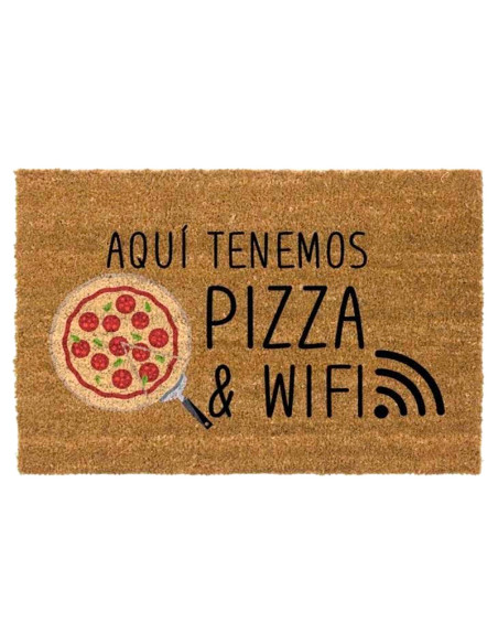 Felpudo de fibra de coco con la frase Aquí tenemos pizza y wifi, dibujo de pizza y símbolo de conexión.