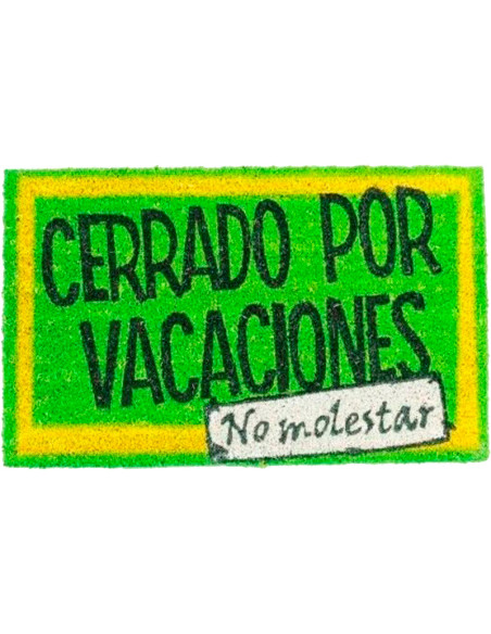 Felpudo verde de fibra de coco con la frase Cerrado por vacaciones y base de PVC antideslizante.