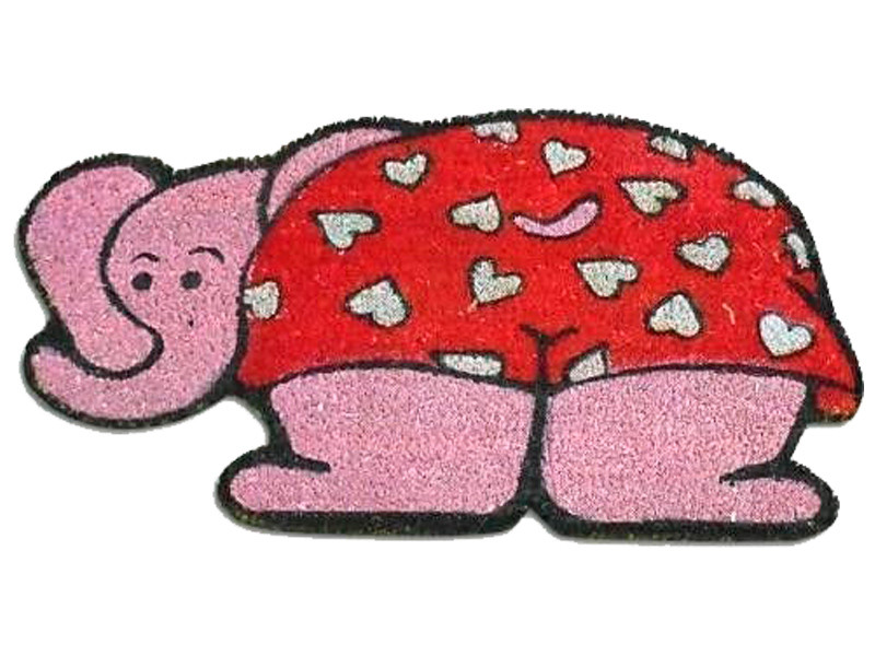 Felpudo de fibra de coco natural con forma silueteada de elefante rosa y mantita de corazones rojos sobre base antideslizante