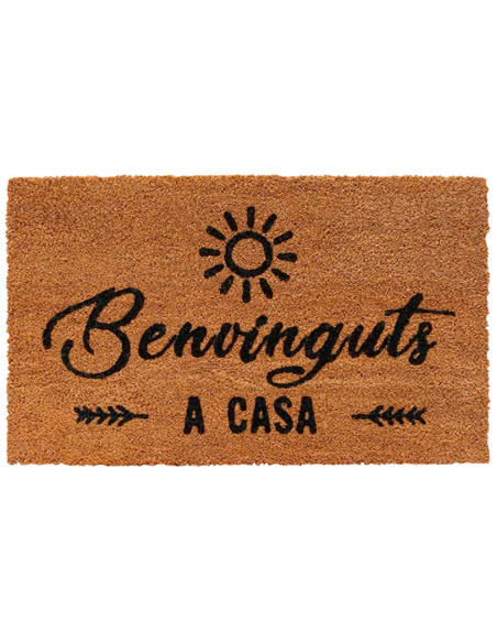 Felpudo de fibra de coco con la frase "Benvinguts a casa" en catalán y base de PVC antideslizante.