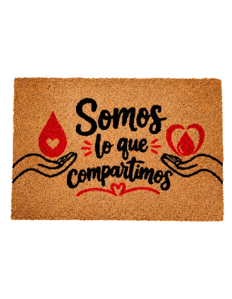 Felpudo de fibra de coco con la frase Somos lo que compartimos, una gota de sangre y un corazón.