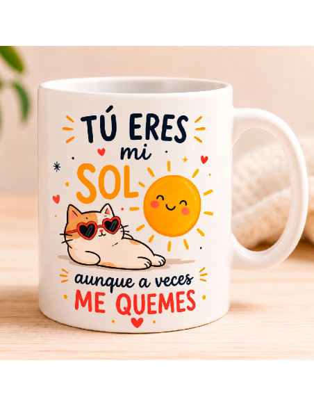 Taza Tú eres mi sol aunque a veces me quemes sobre una mesa