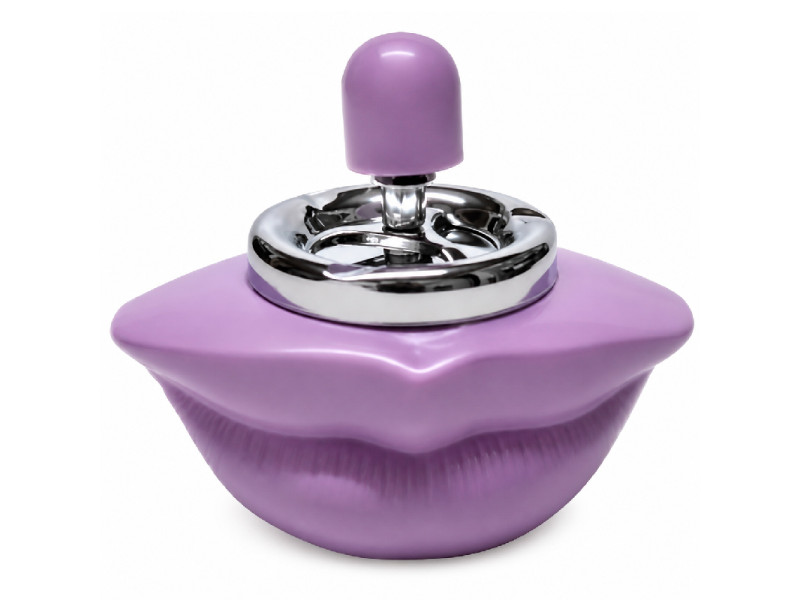 Cenicero morado con forma de labios, acabado cromado y sistema de pulsador superior.