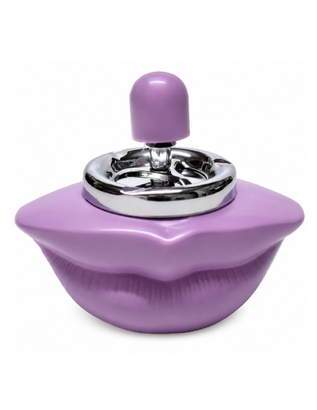 Cenicero morado con forma de labios, acabado cromado y sistema de pulsador superior.