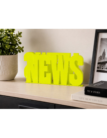 Revistero News verde metálico decorativo sobre el mueble