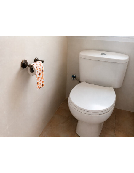 Papel higiénico divertido colocado en baño