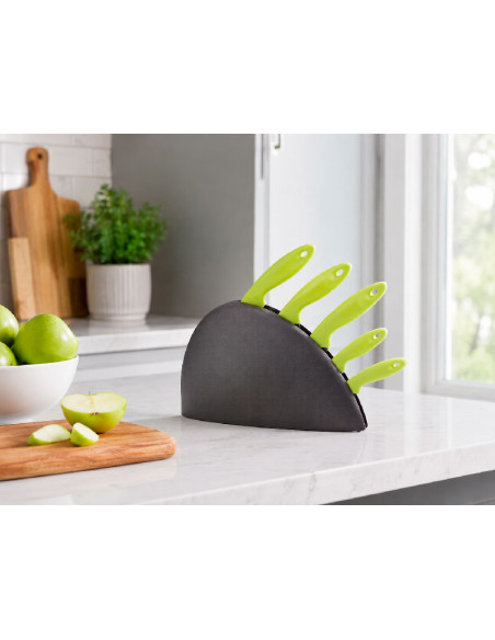 Set de cuchillos verdes colocado en encimera de cocina