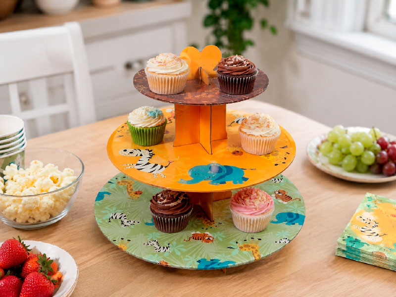 Expositor de cupcakes colocado en mesa dulce
