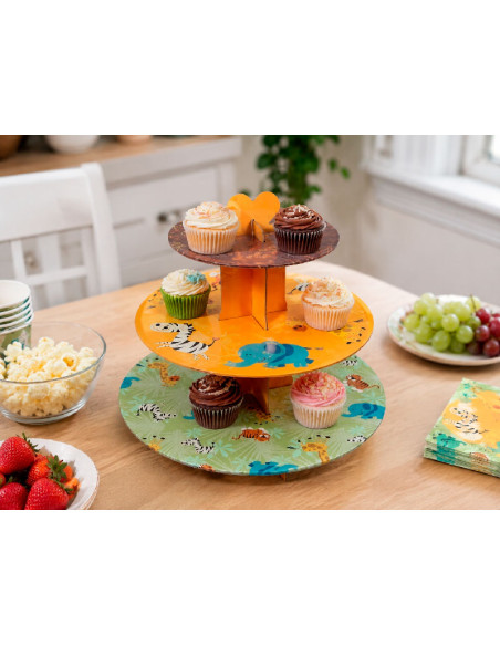 Expositor de cupcakes colocado en mesa dulce