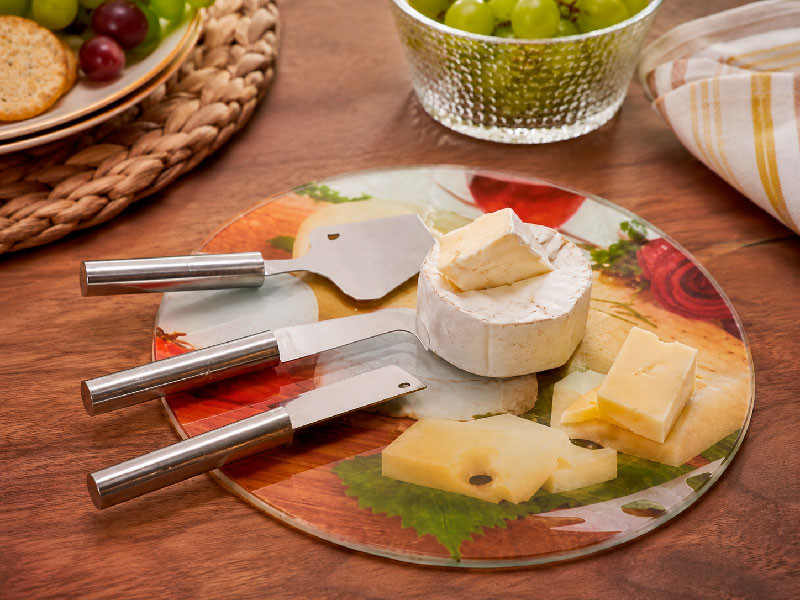 Set de queso colocado en mesa de aperitivo