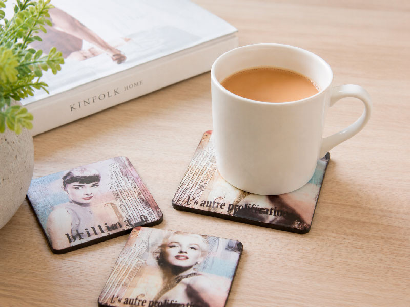 Posavasos decorativos colocados en mesa con taza