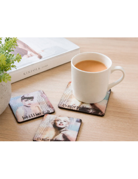 Posavasos decorativos colocados en mesa con taza