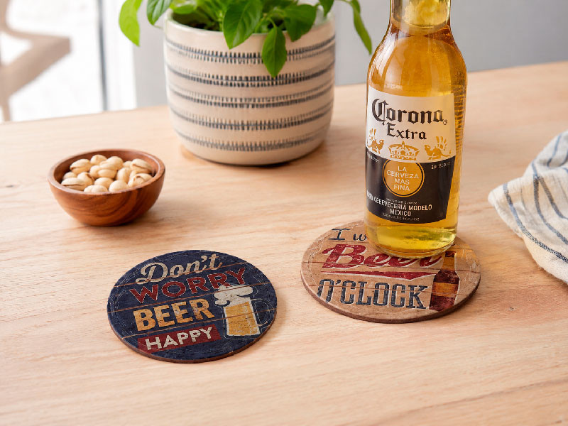 Set de posavasos para cerveza en mesa de aperitivo