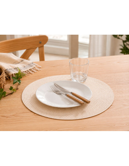 Mantel individual redondo colocado en mesa de madera