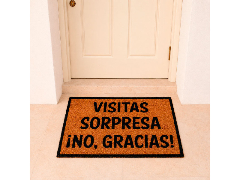 Felpudo Visitas Sorpresa colocado en la puerta de casa.