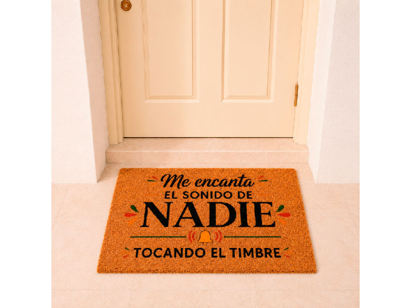 Felpudo con la frase Me encanta el sonido de nadie tocando el timbre colocado en la puerta de casa