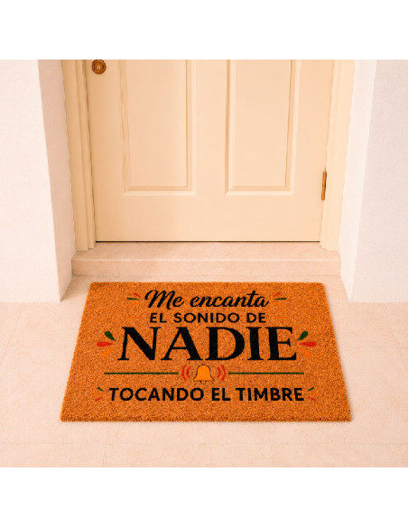 Felpudo con la frase Me encanta el sonido de nadie tocando el timbre colocado en la puerta de casa