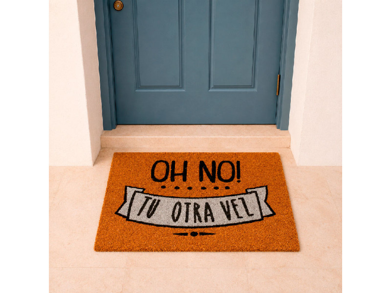 Felpudo Oh No Tu Otra Vez colocado en la puerta de casa.