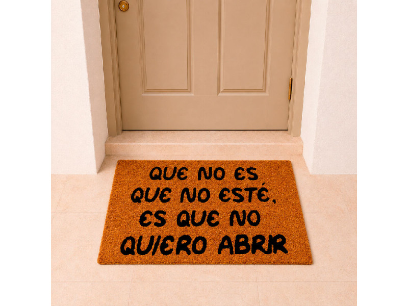 Felpudo No Quiero Abrir colocado en la puerta de casa.