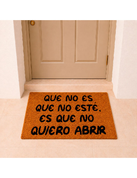 Felpudo No Quiero Abrir colocado en la puerta de casa.
