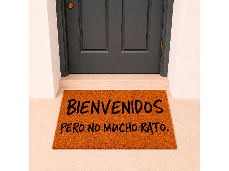 Felpudo No Mucho Rato colocado en la puerta de casa.