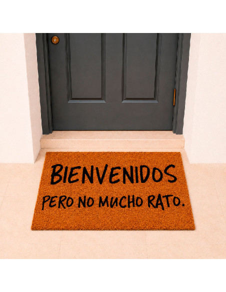 Felpudo No Mucho Rato colocado en la puerta de casa.