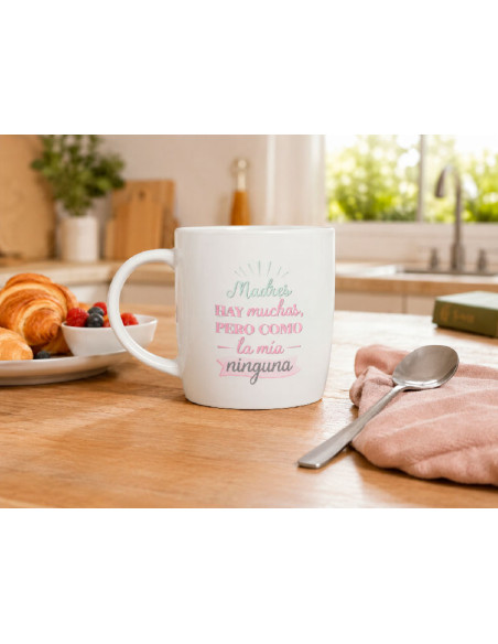 Taza regalo para mamá en mesa de desayuno