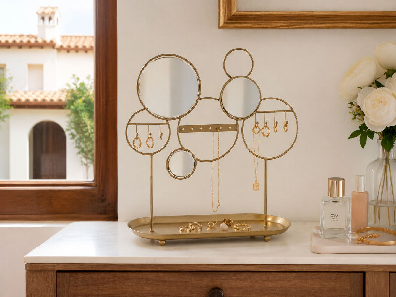 Expositor de joyas con espejo para pendientes y collares en el mueble
