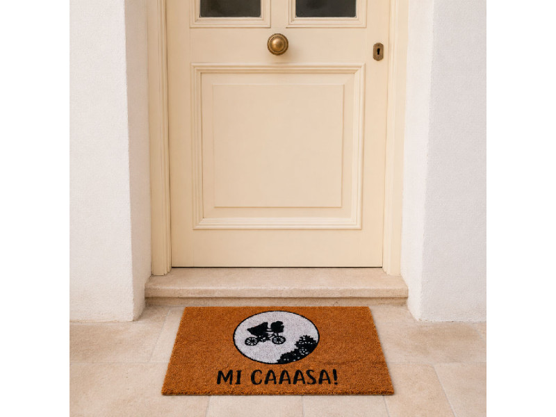 Felpudo “Mi caaasa” luna en la entrada de una casa.